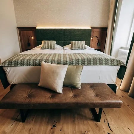 Zum Goldenen Loewen 酒店 *